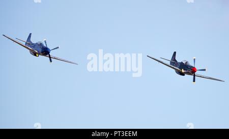 Paar North American P-51 Mustang Zweiten Weltkrieg Kampfflugzeuge am IWM Duxford Schlacht von Großbritannien Airshowon der 23. September 2018 fliegen Stockfoto