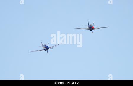 Paar North American P-51 Mustang Zweiten Weltkrieg Kampfflugzeuge am IWM Duxford Schlacht von Großbritannien Airshowon der 23. September 2018 fliegen Stockfoto