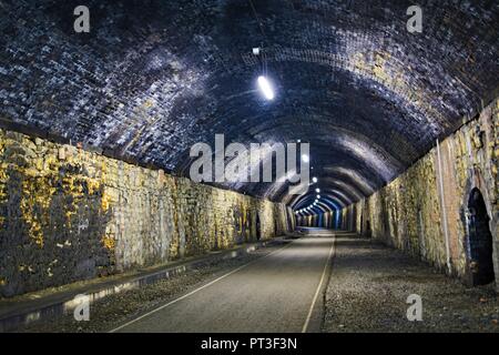 Innerhalb der Litton Tunnel, auf der Monsal Trail, im Peak District, Derbyshire Stockfoto