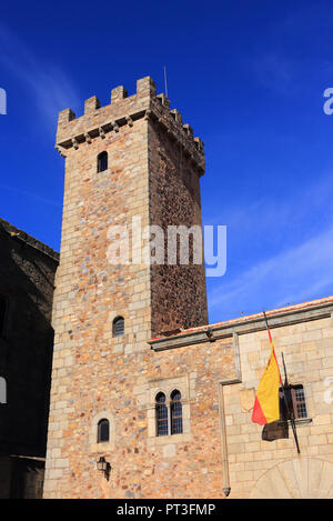 Historischen Zentrum von Cáceres, Extremadura, Spanien. UNESCO-Weltkulturerbe. Am späten Nachmittag mit blauem Himmel und Sonnenschein cirrostratus Wolken. Stockfoto