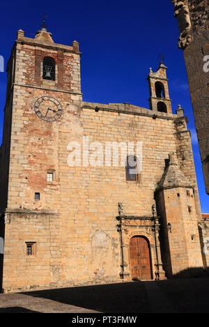 Caceres, Spanien. Kirche des Heiligen Matthäus - Iglesia de San Mateo gebaut im 16. Jahrhundert im gotischen Stil. Caceres historisches Zentrum ist ein UNESCO-Welterbe. Stockfoto