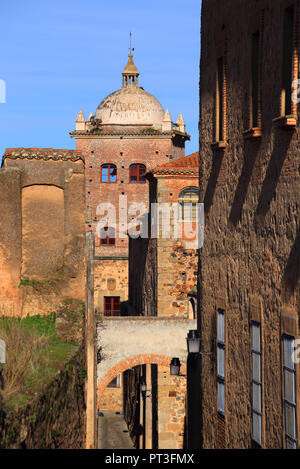 Caceres, Extremadura, Spanien. Caceres historische Zentrum ist ein UNESCO-Weltkulturerbe. Condensed Weitwinkelbrennweite umgeschaltet. Selektive konzentrieren. Stockfoto