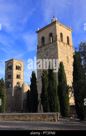 Spanien, Extremadura, Caceres, mittelalterliche Türme und Dächer der historischen Stadt Trujillo bei Sonnenuntergang. Geburtsort von Francisco Pizarro. Stockfoto