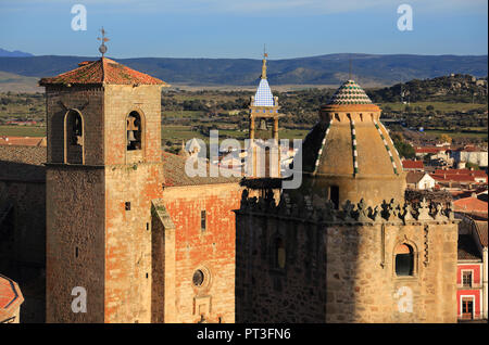 Spanien, Extremadura, Caceres, mittelalterliche Türme und Dächer der historischen Stadt Trujillo bei Sonnenuntergang. Geburtsort von Francisco Pizarro. Stockfoto