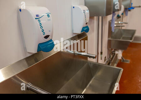 Hand Waschgelegenheiten in der modernen britischen Food Production Company Stockfoto