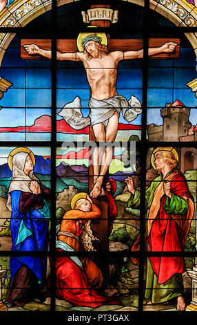 Glasmalereien in der deutschen Kirche (St. Gertrude's Church) in Gamla Stan in Stockholm, mit der Darstellung der Kreuzigung oder Jesus am Kreuz am Karfreitag. Stockfoto