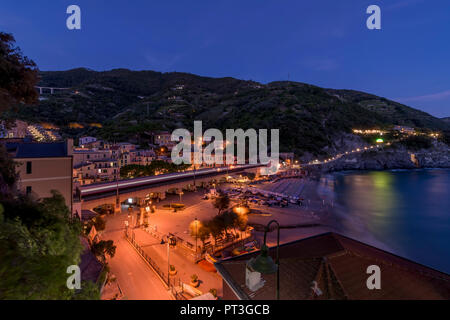 Das schöne Dorf der Cinque Terre, Monterosso al Mare, in der Blauen Stunde, La Spezia, Ligurien, Italien Stockfoto