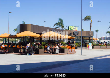 Die Travellers Rest Restaurant und Coffee Shop, Teil der kürzlich installierten modernen Einrichtungen am Flughafen Faro in Portugal. Stockfoto