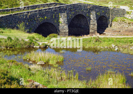 Steinerne Brücke in Sligachan Schottland, Vereinigtes Königreich Stockfoto