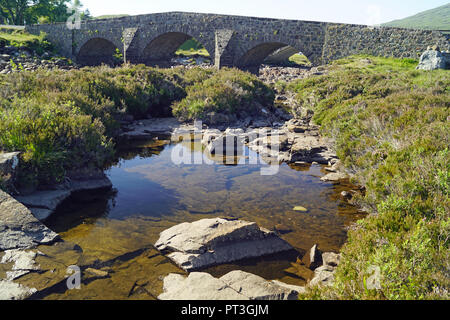 Steinerne Brücke in Sligachan Schottland, Vereinigtes Königreich Stockfoto