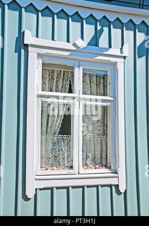 RAUMA, Finnland - 6. JULI 2013: Weiße Spitze in das Fenster. Rauma ist bekannt für hochwertige Spitze (aus dem 17. Jahrhundert bekannt). Stockfoto