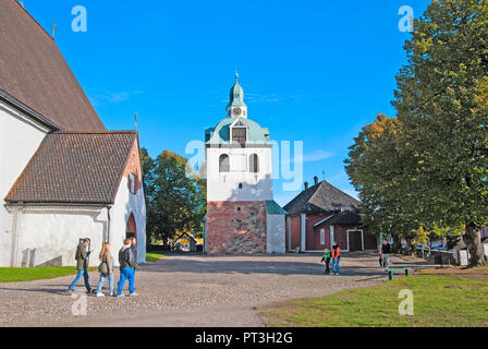 PORVOO, Finnland - 18. OKTOBER 2015: Kathedrale Gebiet. Auf dem Hintergrund ist Glockenturm und der kleinen Kirche. Links ist die Kathedrale der Jungfrau Maria. Stockfoto