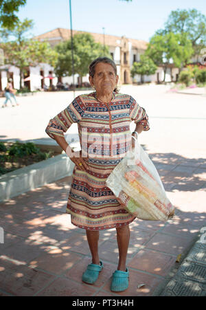 Voller Körper Portrait von Unbekannten kolumbianischen Frau, die gesammelt hat recycelbare Bierdosen auf der Straße von Santa Fé de Antioquia, Kolumbien. Sep 2018 Stockfoto