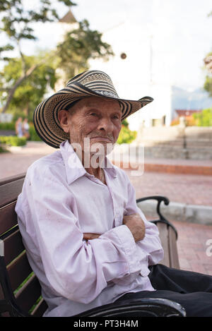 Alten kolumbianischen Mann sitzt auf der bank Tragen eines typischen sombrero vueltiao Hut. Santa Fe de Antioquia, Kolumbien. Für die redaktionelle Nutzung. Sep 2018 Stockfoto