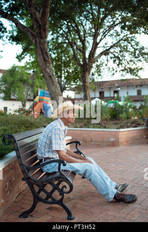 Profil Portrait eines älteren, nicht identifizierte Latino Mann in Jeans, T-Shirt und einen Sombrero Hut. Santa Fe de Antioquia, Kolumbien. Redaktionelle Verwendung. Sep 2018 Stockfoto