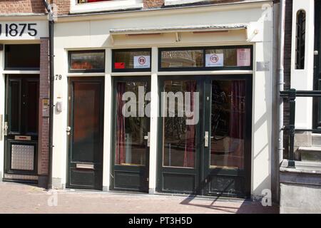 Eine juristische Bordell in Amsterdam Red Light District mit kein Foto Schilder und rote Vorhänge Stockfoto