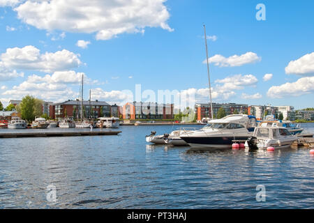 LAPPEENRANTA, Finnland - 15. JUNI 2016: Pier mit Yachten und Boote auf Saima See. Auf dem Hintergrund sind Wohngebäuden auf Rapasaari Insel Stockfoto