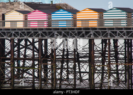 Umkleidekabinen am Strand von Hastings Pier Stockfoto