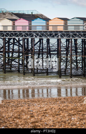 Umkleidekabinen am Strand von Hastings Pier Stockfoto