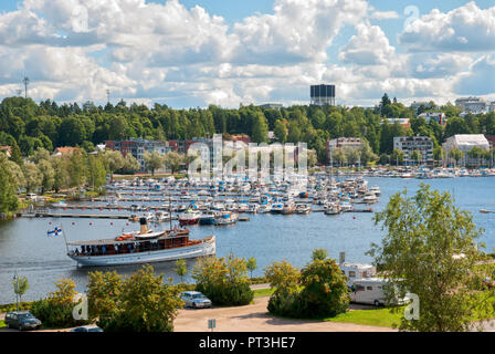 LAPPEENRANTA, Finnland - 8 August, 2016: Leute, Segeln Sie mit einem Boot nach Lappeenranta Hafen auf Saima See. Blick von der Festung Linnoitus Stockfoto