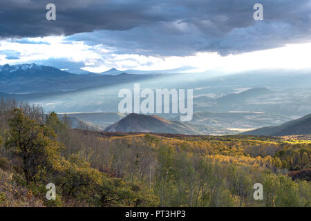 Colorado Sonnenuntergang Spritzer Herbst Farbe auf Olivenhaine von Aspen Bäume Stockfoto