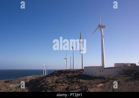 Seitliche Sicht auf eine Reihe von Windenergieanlagen angeordnet, an der Südküste von Teneriffa Stockfoto