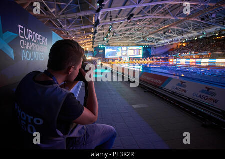 Drücken Sie Fotograf arbeiten an Zuordnung während eines Swimming-Veranstaltung in Glasgow Europameisterschaften 2018. Stockfoto