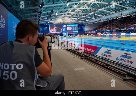 Drücken Sie Fotograf arbeiten an Zuordnung während eines Swimming-Veranstaltung in Glasgow Europameisterschaften 2018. Stockfoto