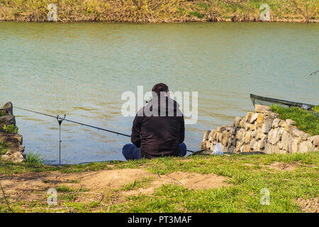 Fischer fischen im Fluss. Stockfoto