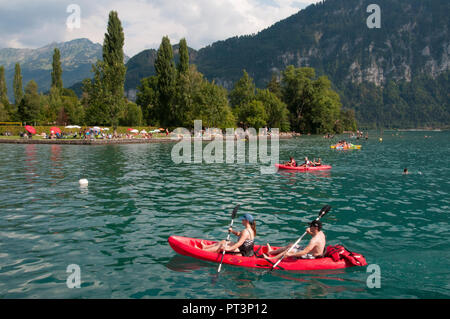 Kajakfahrer in Neuhaus am Thunersee, Interlaken, Bern, Schweiz Stockfoto