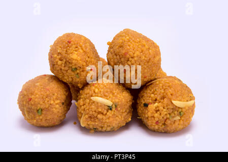 Indische traditionelle Fest Süßigkeiten als bundi laddu in weißen Hintergrund in Mumbai Indien Stockfoto