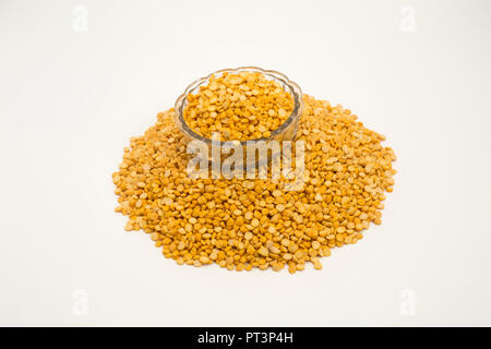 Gelbe Spalterbsen mit Schüssel auf weißem Hintergrund. Stockfoto