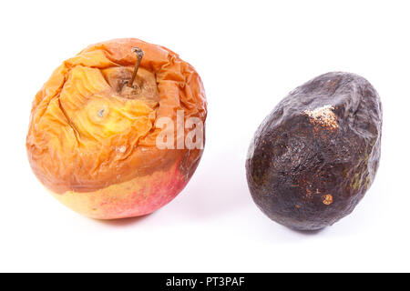 Alte faltige Früchte mit Schimmel auf weißem Hintergrund, ungesunde Nahrung Stockfoto