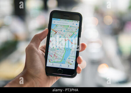 Bangkok, Thailand - 11. August 2018: Apple iPhone 7 in einer Hand gehalten, seinen Bildschirm mit Google maps Anwendung. Stockfoto