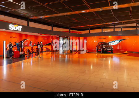 HAMBURG/Deutschland - 28. SEPTEMBER 2018: Sixt Filiale am Flughafen Hamburg. Sixt ist eine multinationale europäische Unternehmen mit rund 4000 loc Stockfoto