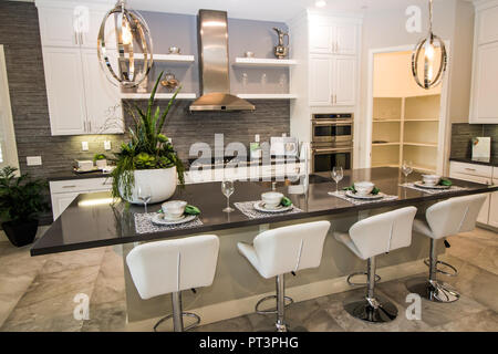 Moderne Küche mit Platz Einstellungen auf Counter Bar Stockfoto