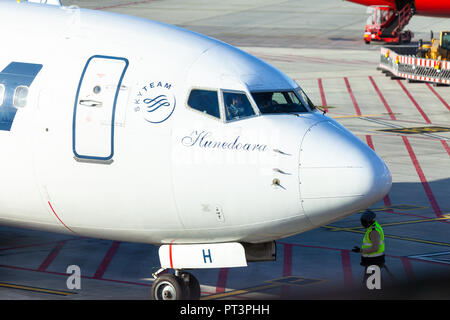 HAMBURG/Deutschland - 28. SEPTEMBER 2018: Flugzeug von Tarom steht in der Nähe von Gate am Flughafen Hamburg. Tarom ist die Fluggesellschaft und ältesten derzeit Betr. Stockfoto