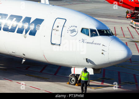 HAMBURG/Deutschland - 28. SEPTEMBER 2018: Flugzeug von Tarom steht in der Nähe von Gate am Flughafen Hamburg. Tarom ist die Fluggesellschaft und ältesten derzeit Betr. Stockfoto