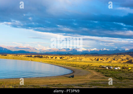 Schönen südlichen Ufer des Issyk-Kul See im Sommer Tag, Kirgisistan. Stockfoto