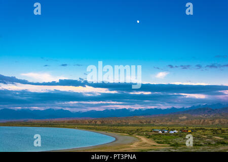 Schönen südlichen Ufer des Issyk-Kul See im Sommer Tag, Kirgisistan. Stockfoto