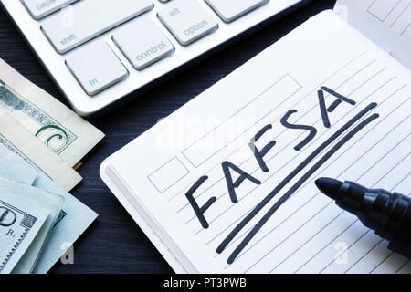 FAFSA handschriftlich in eine Notiz. Kostenlose Applikation für Federal Student Aid. Stockfoto