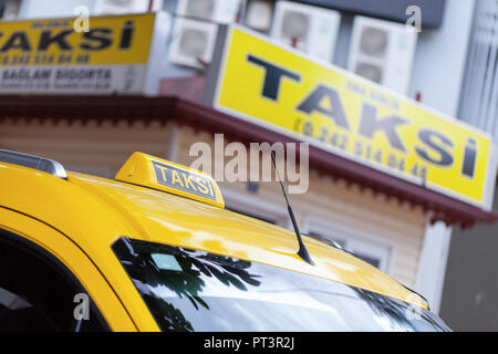 ANTALYA/TÜRKEI - September 29, 2018: Türkische Taxi steht in der Nähe der Taxi-Depot in Antalya Stockfoto