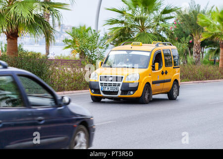 ANTALYA/TÜRKEI - September 29, 2018: Türkische Taxi fährt auf einer Straße in Antalya Stockfoto