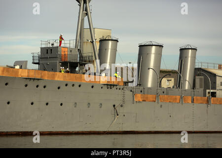 Weltkrieg eine Schlacht von Jütland veteran Light Cruiser, die 3.700-Tonnen HMS Caroline aus seiner aktuellen Lage in Alexandra Dock Harland und Wolff Heavy Industries in Belfast Dock für eine geplante Rumpf Inspektion und Reparatur, Freitag, 28. Oktober 2016 verschoben. Zwei Schlepper abgeschleppt, das Schiff von seinen verankerungen mit dem Belfast Dock an der Mündung des Hafen. Dies ist Ihre erste Docking für fast drei Jahrzehnte und ein maritimes Ereignis nur durch ihre Rückreise voraussichtlich noch vor Weihnachten zu abgestimmt werden. - HMS Caroline ist jetzt ein stolzes Denkmal für die 10.000 Iren, die ihr Leben auf See zwischen verloren Stockfoto