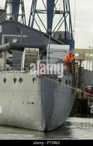 Weltkrieg eine Schlacht von Jütland veteran Light Cruiser, die 3.700-Tonnen HMS Caroline aus seiner aktuellen Lage in Alexandra Dock Harland und Wolff Heavy Industries in Belfast Dock für eine geplante Rumpf Inspektion und Reparatur, Freitag, 28. Oktober 2016 verschoben. Zwei Schlepper abgeschleppt, das Schiff von seinen verankerungen mit dem Belfast Dock an der Mündung des Hafen. Dies ist Ihre erste Docking für fast drei Jahrzehnte und ein maritimes Ereignis nur durch ihre Rückreise voraussichtlich noch vor Weihnachten zu abgestimmt werden. - HMS Caroline ist jetzt ein stolzes Denkmal für die 10.000 Iren, die ihr Leben auf See zwischen verloren Stockfoto