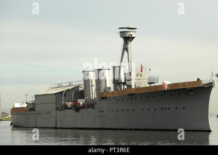 BELFAST, Nordirland: Erste Welt Krieg Schlacht von Jütland veteran Light Cruiser, die 3.700-Tonnen HMS Caroline aus seiner aktuellen Lage in Alexandra Dock Harland und Wolff Heavy Industries in Belfast Dock für eine geplante Rumpf Inspektion und Reparatur, Freitag, 28. Oktober 2016 verschoben. Zwei Schlepper abgeschleppt, das Schiff von seinen verankerungen mit dem Belfast Dock an der Mündung des Hafen. Dies ist Ihre erste Docking für fast drei Jahrzehnte und ein maritimes Ereignis nur durch ihre Rückreise voraussichtlich noch vor Weihnachten zu abgestimmt werden. - HMS Caroline ist jetzt ein stolzes Denkmal für die 10.000 Iren, die verloren Stockfoto