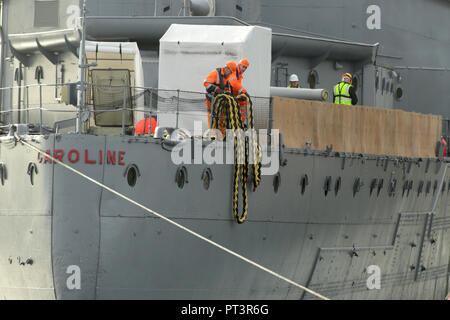 BELFAST, Nordirland: Erste Welt Krieg Schlacht von Jütland veteran Light Cruiser, die 3.700-Tonnen HMS Caroline aus seiner aktuellen Lage in Alexandra Dock Harland und Wolff Heavy Industries in Belfast Dock für eine geplante Rumpf Inspektion und Reparatur, Freitag, 28. Oktober 2016 verschoben. Zwei Schlepper abgeschleppt, das Schiff von seinen verankerungen mit dem Belfast Dock an der Mündung des Hafen. Dies ist Ihre erste Docking für fast drei Jahrzehnte und ein maritimes Ereignis nur durch ihre Rückreise voraussichtlich noch vor Weihnachten zu abgestimmt werden. - HMS Caroline ist jetzt ein stolzes Denkmal für die 10.000 Iren, die verloren Stockfoto