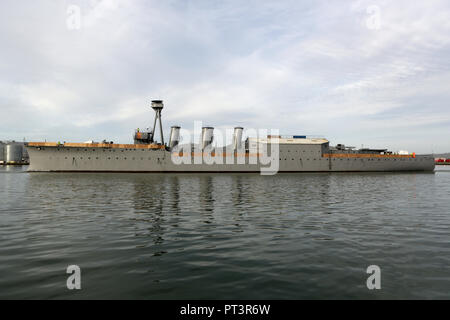 BELFAST, Nordirland: Erste Welt Krieg Schlacht von Jütland veteran Light Cruiser, die 3.700-Tonnen HMS Caroline aus seiner aktuellen Lage in Alexandra Dock Harland und Wolff Heavy Industries in Belfast Dock für eine geplante Rumpf Inspektion und Reparatur, Freitag, 28. Oktober 2016 verschoben. Zwei Schlepper abgeschleppt, das Schiff von seinen verankerungen mit dem Belfast Dock an der Mündung des Hafen. Dies ist Ihre erste Docking für fast drei Jahrzehnte und ein maritimes Ereignis nur durch ihre Rückreise voraussichtlich noch vor Weihnachten zu abgestimmt werden. - HMS Caroline ist jetzt ein stolzes Denkmal für die 10.000 Iren, die verloren Stockfoto