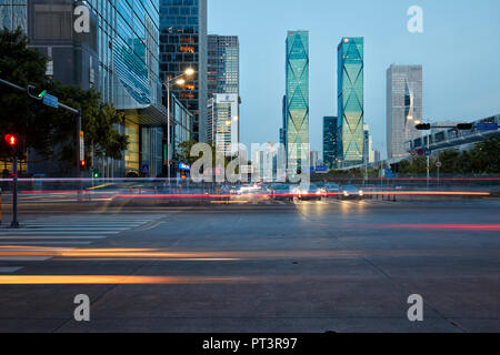 Hochhäuser in Futian Central Business District (CBD) leuchtet in der Dämmerung. Shenzhen, Guangdong Province, China. Stockfoto