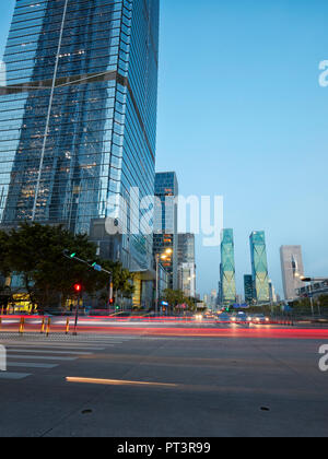 Hochhäuser in Futian Central Business District (CBD) leuchtet in der Dämmerung. Shenzhen, Guangdong Province, China. Stockfoto